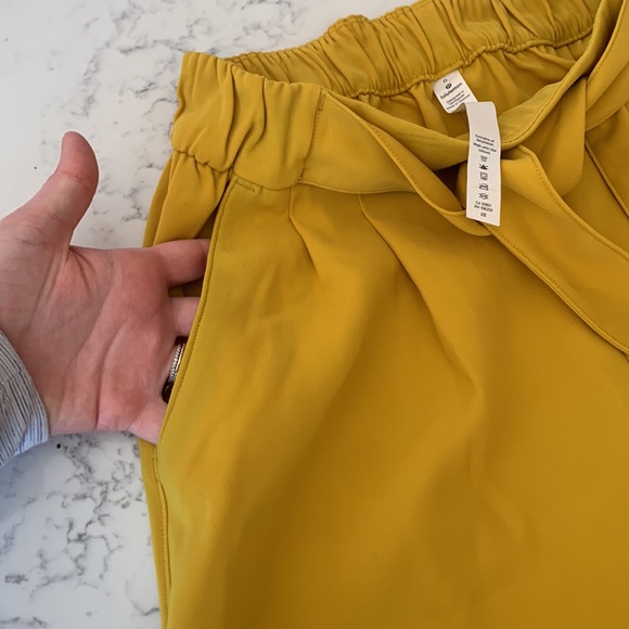 Lululemon Noir Short 5.5" size 6 - Picture 7 of 8